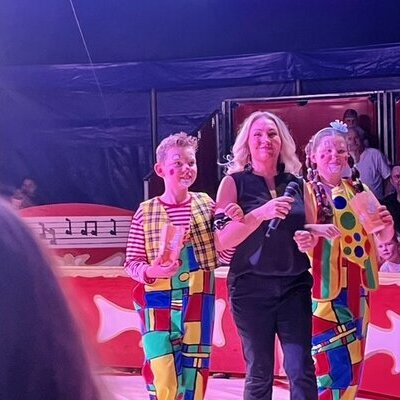 Zirkus1 Direktorin und Clowns