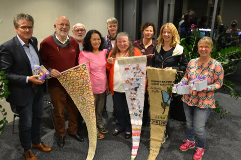 Bürgermeister Guido Halfter gratuliert (vorne v.l): Gebhard Hintzen (Orfevre), Isa Villegas Solizar, Irmtraud Tylle (Heimat- und Wanderverein) u. Melanie Wiemann (für Manuel Wiemann) im Beisein von Peter Spach und den Damen vom LandArt-Team. Foto: Gemeinde Bissendorf