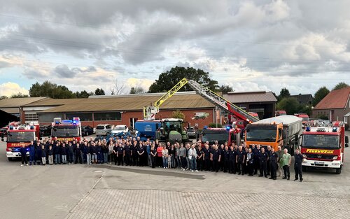Partner der Feuerwehr 2026 - Gruppenfoto Betriebsgelände Wulften