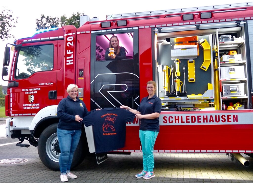 v.l.: Merle Bosse, Katharina Grieswald (mit Mr. Fuchs) und Christiane Rodewald freuen sich auf viele interessierte Kinder (Foto: Andreas Rüsse)