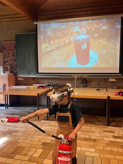 VR-Brille in Aktion - Fire Kids