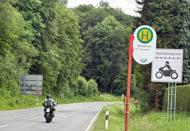 HInweisschilder L85 mit Motorrad Georgsmarienhütter Straße