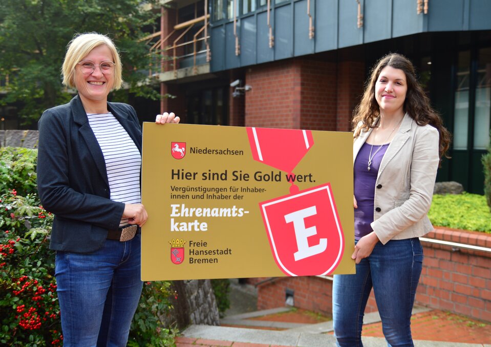 Die Ehrenamtskarte kann in diesem Jahr zwar nicht in einer Feierstunde verliehen werden. Bewerbungen können aber dennoch ab jetzt eingereicht werden. Auf eine große Resonanz hoffen Katja Hinners (links) und Silviya Staneva vom Landkreis Osnabrück. Die Ehrenamtskarte kann in diesem Jahr zwar nicht in einer Feierstunde verliehen werden. Bewerbungen können aber dennoch ab jetzt eingereicht werden. Auf eine große Resonanz hoffen Katja Hinners (links) und Silviya Staneva vom Landkreis Osnabrück.