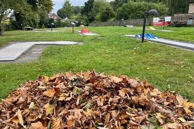 Minigolfanlage im Herbst 2025