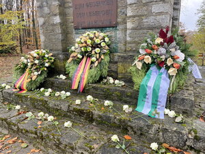 Kränze Ehrenmal Holte