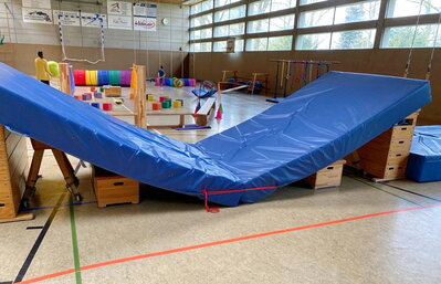 Bewegungslandschaft beim Kinderturnen