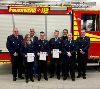 Gemeindebrandmeister Torben Preuss, Katharina Sobolewski, der Vorsitzende des Feuerwehrausschusses Tim Eurlings, Patrick Jutzi, Martin Günter, Bürgermeister Guido Halfter, Ortsbrandmeister Marc Wischmeyer und sein Stellvertreter Kai Wolter. Foto: Leon Streib