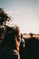 Frau blickt in die Abendsonne - Kim Jeaninne Fotografie Frau blickt in die Abendsonne