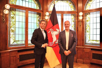 André Philipps und Olaf Lies - Ehrung Verdienstkreuz am Bande