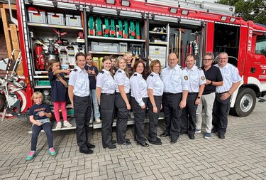 Kinderfeuerwehr mit neuen Schulterklappen