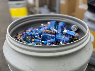 Die AWIGO informiert über die richtige Entsorgung von Batterien und Akkus