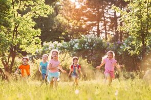 Spielende Kinder - canva.de Spielende Kinder