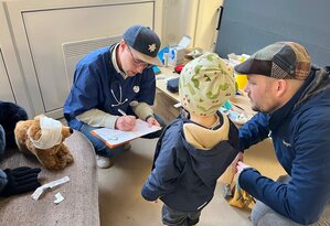Wissinger Teddybär-Krankenhaus - Martin mit Bär Bruno